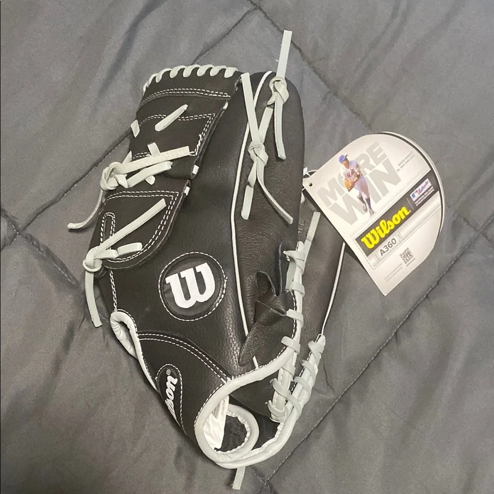 NWT Wilson A360 Youth Black Baseball Glove - Picture 2 of 8